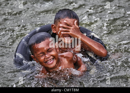 15. September 2012 - Phnom Penh, Kambodscha - kambodschanische Kinder planschen im seichten Teich Wasser am Stadtrand von Phnom Penh, Kambodscha, Samstag, 15. September 2012.  Kambodscha ist eines der ärmsten Länder in Südostasien. (Kredit-Bild: © David Longstreath/ZUMAPRESS.com) Stockfoto