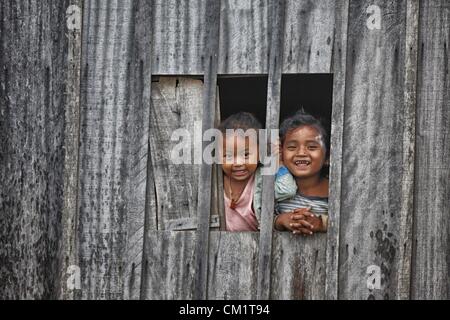 15. September 2012 Lachen - Phnom Penh, Kambodscha - kambodschanische Kinder, als sie von ihrem dual Haus am Stadtrand von Phnom Penh, Kambodscha, Samstag, 15. September 2012 zu suchen.  Kambodscha ist eines der ärmsten Länder in Südostasien. (Kredit-Bild: © David Longstreath/ZUMAPRESS.com) Stockfoto