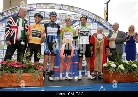 Jersey Führer Präsentation vor Beginn der Tour of Britain 15. September 2012 Stufe 7 von Barnstaple, Dartmouth Devon UK vom linken Stadtrat Stuart Hughes Gesamtführender Jonathan Tiernan Locke, Wettbewerb, Boy Van Poppel (Ned) UnitedHealthcare Pro Cycling Team, Jodler Sprints Wettbewerb, Peter Williams (GBr) weist Knoten 4 - Giordana Kristian House, König der Berge, der Bürgermeister von Barnstaple, Stadträtin Frau Lesley Brown , Stadtrat Brian Greenslade. Podium Gastgeberin. Stockfoto