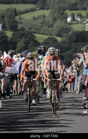 Abtrünnigen Gruppe unter der Leitung von späteren Etappensieger Pablo Urtasun (Spa) Euskaltel - Euskadi und Teamkollege Samuel Sanchez (Spa) Euskaltel - Euskadi erste Kategorie Hügel klettern Sarg Stein auf Dartmoor Tour of Britain 15. September 2012 Stufe 7 von Barnstaple bis Dartmouth Devon UK Stockfoto