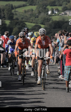 Abtrünnigen Gruppe unter der Leitung von späteren Etappensieger Pablo Urtasun (Spa) Euskaltel - Euskadi und Teamkollege Samuel Sanchez (Spa) Euskaltel - Euskadi erste Kategorie Hügel klettern Sarg Stein auf Dartmoor Tour of Britain 15. September 2012 Stufe 7 von Barnstaple bis Dartmouth Devon UK Stockfoto