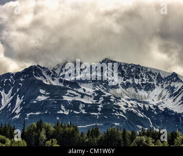 4. Juli 2012 - Haines, Alaska, USA - Majestic Chilkat Mountain Range ist eine spektakuläre Kulisse für Haines, Alaska. (Kredit-Bild: © Arnold Drapkin/ZUMAPRESS.com) Stockfoto