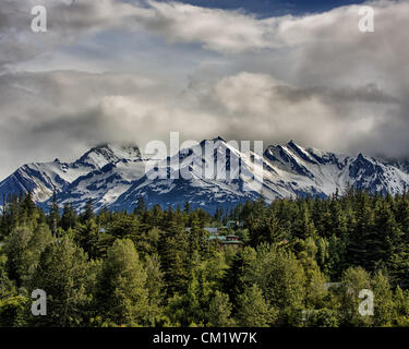 4. Juli 2012 - Haines, Alaska, USA - Majestic Chilkat Mountain Range ist eine spektakuläre Kulisse für Haines, Alaska. (Kredit-Bild: © Arnold Drapkin/ZUMAPRESS.com) Stockfoto