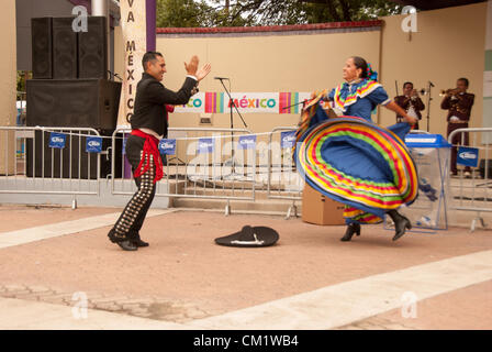 15. September 2012 San Antonio, Texas, USA - Victor und Melissa Castillo von Grupo Folklorico Mexicapan treten bei der Jahresfeier LULAC Diez y Seis auf der Plaza Guadalupe. Diez y Seis ist mexikanische Unabhängigkeitstag. Stockfoto
