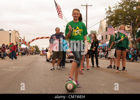15. September 2012 San Antonio, Texas, USA - San Antonio-Jugend-Fußball-Gruppe beteiligt sich an der jährlichen Diez y Seis-Parade zum mexikanischen Unabhängigkeitstag zu feiern. Moderiert wird die Veranstaltung durch die Avenida Guadalupe Nachbarschaftsverbindung. Stockfoto