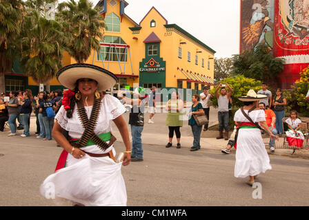 15. September 2012 San Antonio, Texas, USA - während der jährlichen Diez y Seis parade zum mexikanischen Unabhängigkeitstag, Frauen, gekleidet wie mexikanische Bandidas Tanz auf der Straße feiern. Moderiert wird die Veranstaltung durch die Avenida Guadalupe Nachbarschaftsverbindung. Stockfoto