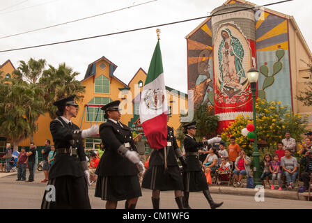 15. September 2012 San Antonio, Texas, USA - Mexiko Color Guard trägt die Flagge Mexikos in der jährlichen Diez y Seis-Parade zum mexikanischen Unabhängigkeitstag zu feiern. Moderiert wird die Veranstaltung durch die Avenida Guadalupe Nachbarschaftsverbindung. Stockfoto