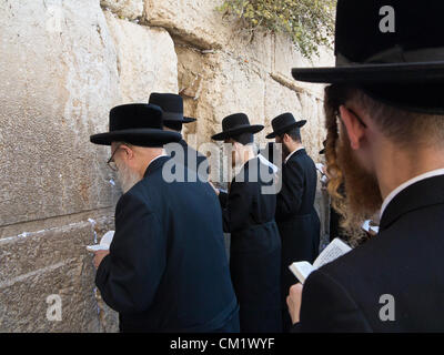 Ultra-orthodoxen religiösen Männer beten an der Klagemauer, der Kotel, am Vorabend des jüdischen Neujahrs, Rosch Haschana. Jerusalem, Israel. 16. September 2012.  Tausenden betet an der Klagemauer am Vorabend des jüdischen Neujahrs zum letzten Mal im Jahr 5772. Nach dem jüdischen Kalender beginnt das Jahr 5773 und die hohen jüdischen Feiertage heute Abend nach Sonnenuntergang. Stockfoto