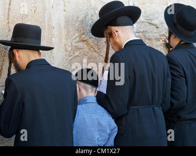 Ultra-orthodoxen religiösen Männer mit traditionellen langen Schläfenlocken betet an der Klagemauer, der Kotel, am Vorabend des jüdischen Neujahrs, Rosch Haschana. Jerusalem, Israel. 16. September 2012.  Tausenden betet an der Klagemauer am Vorabend des jüdischen Neujahrs zum letzten Mal im Jahr 5772. Nach dem jüdischen Kalender beginnt das Jahr 5773 und die hohen jüdischen Feiertage heute Abend nach Sonnenuntergang. Stockfoto