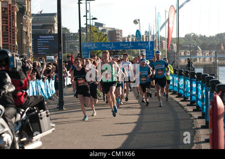 Läufer, die Teilnahme an der Gründungsversammlung BUPA Great North 5K am Kai in Newcastle und Gateshead Stockfoto