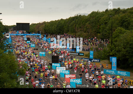 Newcastle, UK, Sonntag, 16. September 2012. Gesamtansicht der Startbereich von den 2012 Great North Run in Newcastle Upon Tyne. Stockfoto