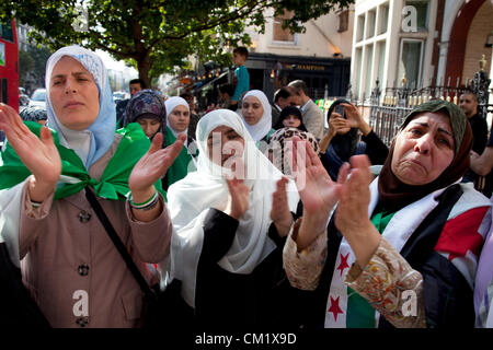 London, UK. Samstag, 15. September 2012. Syrischen Protest vor der russischen Botschaft in London, UK. Viele Demonstranten aus Syrien versammeln, Demonstration, und um singen und singen gegen russische Unterstützung des Assad-Regimes. Stockfoto