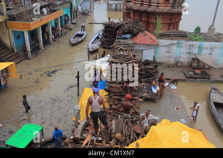 Sept. 16, 2012 - Varanasi, Uttar Pradesh, Indien - die heiligste Stadt der Hindus, Varanasi, wird überschwemmt mit dem Wasser des heiligen Flusses Ganges. Es gibt ungefähr 10 Fuß Anstieg des Wasserspiegels auf dem Manikarnika Ghat, wo an den Ufern des Flusses die hinduistischen Leichen eingeäschert werden. In den letzten paar Tagen wegen starken Monsun die Fluten Duschen drangen die Häuser und die Straßen (Credit-Bild: © Subhash Sharma/ZUMAPRESS.com) Stockfoto