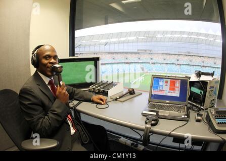 DURBAN, Südafrika - 15. SEPTEMBER, Supersport Personal bei der Arbeit während der Absa Premiership-match zwischen Golden Arrows und Mamelodi Sundowns an Moses Mabhida Stadium am 15. September 2012 in Durban, Südafrika-Foto von Anesh Debiky / Gallo Images Stockfoto