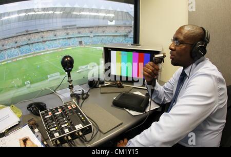 DURBAN, Südafrika - 15. SEPTEMBER, Supersport Personal bei der Arbeit während der Absa Premiership-match zwischen Golden Arrows und Mamelodi Sundowns an Moses Mabhida Stadium am 15. September 2012 in Durban, Südafrika-Foto von Anesh Debiky / Gallo Images Stockfoto