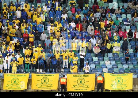 DURBAN, Südafrika - 15. SEPTEMBER Sundowns Fans während der Absa Premiership-match zwischen Golden Arrows und Mamelodi Sundowns an Moses Mabhida Stadium am 15. September 2012 in Durban, Südafrika-Foto von Anesh Debiky / Gallo Images Stockfoto