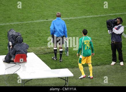 DURBAN, Südafrika - 15. SEPTEMBER, Supersport Personal bei der Arbeit während der Absa Premiership-match zwischen Golden Arrows und Mamelodi Sundowns an Moses Mabhida Stadium am 15. September 2012 in Durban, Südafrika-Foto von Anesh Debiky / Gallo Images Stockfoto