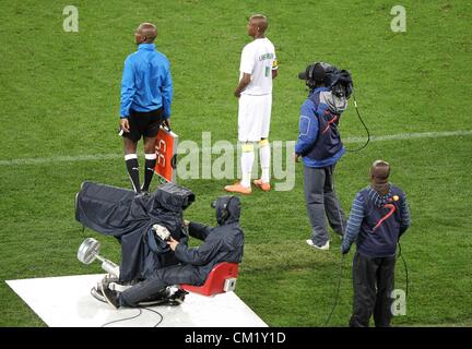 DURBAN, Südafrika - 15. SEPTEMBER, Superspoprt Mitarbeiter bei der Arbeit während der Absa Premiership-match zwischen Golden Arrows und Mamelodi Sundowns an Moses Mabhida Stadium am 15. September 2012 in Durban, Südafrika-Foto von Anesh Debiky / Gallo Images Stockfoto