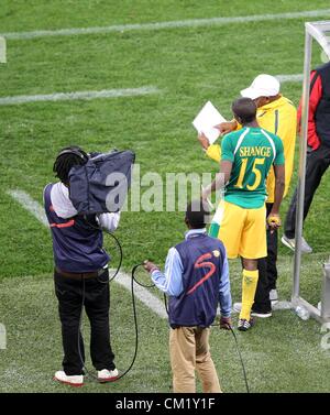 DURBAN, Südafrika - 15. SEPTEMBER, Supersport Kameramänner bei der Arbeit während der Absa Premiership-match zwischen Golden Arrows und Mamelodi Sundowns an Moses Mabhida Stadium am 15. September 2012 in Durban, Südafrika-Foto von Anesh Debiky / Gallo Images Stockfoto