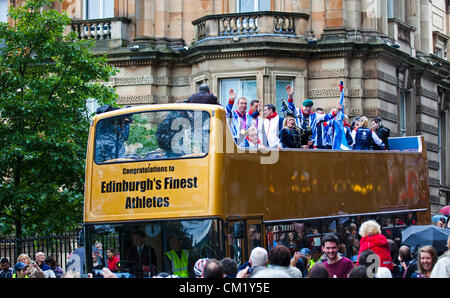 Edinburgh, Großbritannien Sonntag, 16 September, 2012. Sir Chris Hoy und die andere Medaille gewinnen Scots von den Olympics an Bord eine speziell lackierten open top gold Bus sind durch den Regen begrüßt getränkt Massen vor der Teilnahme an einem bürgerlichen Rezeption, wo Sir Chris die Freiheit der schottischen Hauptstadt erhalten. Stockfoto