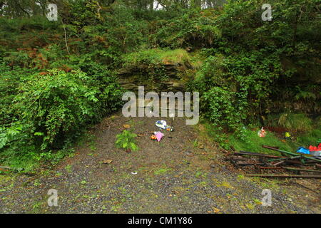 Cilybebyll, Süd-Wales, UK. Sonntag, 16. September 2012 im Bild: Floral Tribute, ein Bergmann Spaten und Helm links an den jetzt versiegelten Eingang Gleision Mine in Cilybebyll, in der Nähe von Ponterdawe, Süd-Wales.  Re: Die Familien der vier Bergleute getötet vor einem Jahr legten Blumen am Eingang des Gleision Zeche während Gebete in ganz Wales in Erinnerung an sie gesagt wurden.  Die Kirche in Wales sagte, dass die Bergleute Familien in ihren Kirchen am Sonntag, einen Tag nach dem ersten Jahrestag der Katastrophe erinnern würde.  Charles Breslin, Philip Hill, Garry Jenkins und David Powell starb, als der Stockfoto