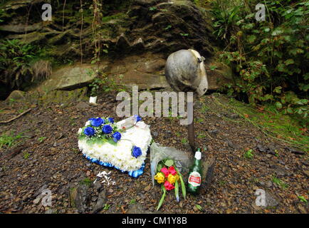 Cilybebyll, Süd-Wales, UK. Sonntag, 16. September 2012. Floral Tribute links in der Nähe von Gleision Mine in Cilybebyll, in der Nähe von Ponterdawe, Süd-Wales. Die Familien der vier Bergleute getötet vor einem Jahr legten Blumen am Eingang des Gleision Zeche während Gebete in ganz Wales in Erinnerung an sie gesagt wurden.   Die Kirche in Wales sagte, dass die Bergleute Familien in ihren Kirchen am Sonntag, einen Tag nach dem ersten Jahrestag der Katastrophe erinnern würde.   Charles Breslin, Philip Hill, Garry Jenkins und David Powell starb, als mir Swansea Tal überflutet. Stockfoto