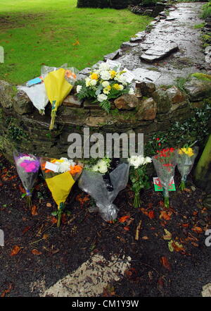 Cilybebyll, Süd-Wales, UK. Sonntag, 16. September 2012. Floral Tribute links in der Nähe von Gleision Mine in Cilybebyll, in der Nähe von Ponterdawe, Süd-Wales. Die Familien der vier Bergleute getötet vor einem Jahr legten Blumen am Eingang des Gleision Zeche während Gebete in ganz Wales in Erinnerung an sie gesagt wurden.   Die Kirche in Wales sagte, dass die Bergleute Familien in ihren Kirchen am Sonntag, einen Tag nach dem ersten Jahrestag der Katastrophe erinnern würde.   Charles Breslin, Philip Hill, Garry Jenkins und David Powell starb, als mir Swansea Tal überflutet. Stockfoto