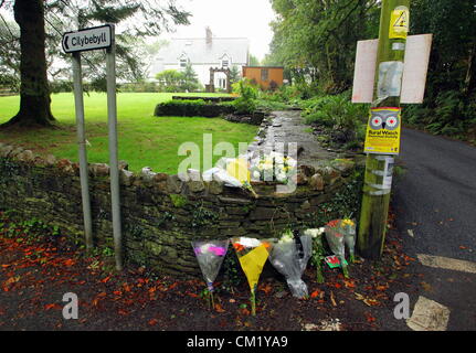 Cilybebyll, Süd-Wales, UK. Sonntag, 16. September 2012. Floral Tribute links in der Nähe von Gleision Mine in Cilybebyll, in der Nähe von Ponterdawe, Süd-Wales. Die Familien der vier Bergleute getötet vor einem Jahr legten Blumen am Eingang des Gleision Zeche während Gebete in ganz Wales in Erinnerung an sie gesagt wurden.   Die Kirche in Wales sagte, dass die Bergleute Familien in ihren Kirchen am Sonntag, einen Tag nach dem ersten Jahrestag der Katastrophe erinnern würde.   Charles Breslin, Philip Hill, Garry Jenkins und David Powell starb, als mir Swansea Tal überflutet. Stockfoto