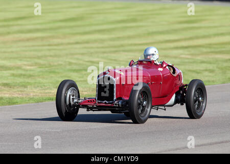 Goodwood Estate, Chichester, UK. 15. September 2012. Stephan Rettenmaier in einem 1934 Alfa Romeo Tipo B während der Goodwood-Trophy beim Goodwood Revival. Die Wiederbelebung ist eine "magische Schritt zurück in die Zeit", präsentiert eine Mischung aus Autos und Luftfahrt aus den 40's, 50er und 60er Jahre und ist eines der beliebtesten historischen Motorsport-Ereignisse in der Welt. Besuchen Sie für weitere Informationen www.goodwood.co.uk/revival. Stockfoto