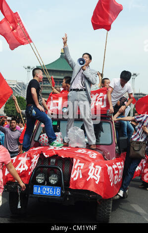 Xian, China. Samstag, 15. September 2012. Anti-japanische Demonstranten haben eine Demonstration an der Pforte des Bell Tower Hotel in Xi ' an, China, auf Samstag, 15. September 2012. Kämpfe brach zwischen Demonstranten und Polizei während eines Marsches von mehr als 10.000 Studenten, die an die Souveränität der Fischerei Islands(Diaoyu Islands) protestierten. Stockfoto