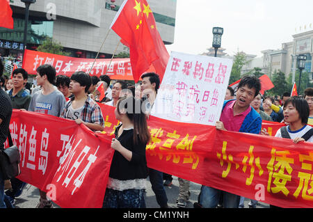 Xian, China. Samstag, 15. September 2012. Anti-japanische Demonstranten haben eine Demonstration an der Pforte des Bell Tower Hotel in Xi ' an, China, auf Samstag, 15. September 2012. Kämpfe brach zwischen Demonstranten und Polizei während eines Marsches von mehr als 10.000 Studenten, die an die Souveränität der Fischerei Islands(Diaoyu Islands) protestierten. Stockfoto