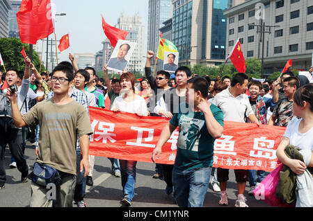 Xian, China. Samstag, 15. September 2012. Anti-japanische Demonstranten haben eine Demonstration an der Pforte des Bell Tower Hotel in Xi ' an, China, auf Samstag, 15. September 2012. Kämpfe brach zwischen Demonstranten und Polizei während eines Marsches von mehr als 10.000 Studenten, die an die Souveränität der Fischerei Islands(Diaoyu Islands) protestierten. Stockfoto