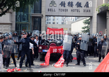 Xian, China. Samstag, 15. September 2012. Anti-japanische Demonstranten haben einen Konflikt mit bewaffneten Polizisten bei einer Demonstration am Tor des Bell Tower Hotel in Xi ' an, China, auf Samstag, 15. September 2012. Kämpfe brach zwischen Demonstranten und Polizei während eines Marsches von mehr als 10.000 Studenten, die an die Souveränität der Fischerei Islands(Diaoyu Islands) protestierten. Stockfoto