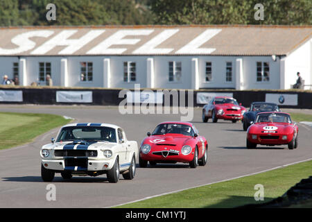 Goodwood Estate, Chichester, UK. 15. September 2012. Jeremy Cooke abgebildet fahren, die ein weißen Ford Shelby Mustang GT350 1966 durch ein rotes 1963 Alfa Romeo Giulia TZ1 angetrieben durch Charles Knill-Jones während der Fordwater Trophy beim Goodwood Revival gejagt wird. Die Wiederbelebung ist eine "magische Schritt zurück in die Zeit", präsentiert eine Mischung aus Autos und Luftfahrt aus den 40's, 50er und 60er Jahre und ist eines der beliebtesten historischen Motorsport-Ereignisse in der Welt. Besuchen Sie für weitere Informationen www.goodwood.co.uk/revival. Stockfoto