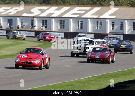 Goodwood Estate, Chichester, UK. 15. September 2012. Charles Knill-Jones fahren ein rotes 1963 Alfa Romeo Giulia TZ1 (Nr. 57) wird gejagt von einem 1965 Porsche 904/6 Carrera GTS angetrieben von Irvine Laidlaw (Nr. 16) während der Fordwater Trophy beim Goodwood Revival.   Die Wiederbelebung ist eine "magische Schritt zurück in die Zeit", präsentiert eine Mischung aus Autos und Luftfahrt aus den 40's, 50er und 60er Jahre und ist eines der beliebtesten historischen Motorsport-Ereignisse in der Welt. Besuchen Sie für weitere Informationen www.goodwood.co.uk/revival. Stockfoto