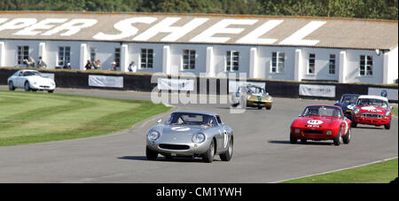 Goodwood Estate, Chichester, UK. 15. September 2012. Ein Silber 1966 Ferrari 275 GTB/C angetrieben von Arnold Meier wird gejagt von Simon Orebi Gann im roten 1962 Morgan Plus 4 SLR während der Fordwater Trophy beim Goodwood Revival. Die Wiederbelebung ist eine "magische Schritt zurück in die Zeit", präsentiert eine Mischung aus Autos und Luftfahrt aus den 40's, 50er und 60er Jahre und ist eines der beliebtesten historischen Motorsport-Ereignisse in der Welt. Besuchen Sie für weitere Informationen www.goodwood.co.uk/revival. Stockfoto