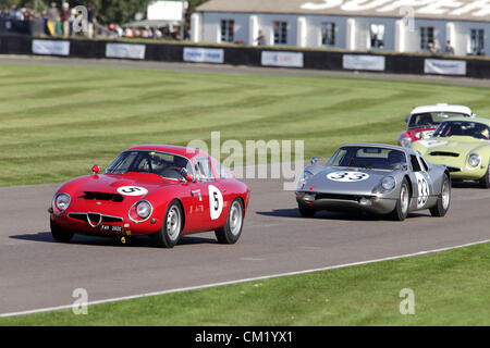 Goodwood Estate, Chichester, UK. 15. September 2012. Marco Cajani fahren ein rotes 1965 Alfa Romeo Giulia TZ1 ist gejagt von Cameron Healy in Silber 1965 Porsche 904/6 Carrera GTS während der Fordwater Trophy beim Goodwood Revival. . Die Wiederbelebung ist eine "magische Schritt zurück in die Zeit", präsentiert eine Mischung aus Autos und Luftfahrt aus den 40's, 50er und 60er Jahre und ist eines der beliebtesten historischen Motorsport-Ereignisse in der Welt. Besuchen Sie für weitere Informationen www.goodwood.co.uk/revival. Stockfoto