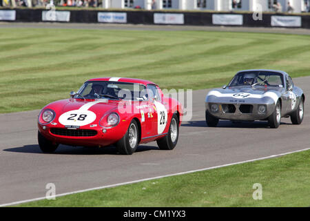 Goodwood Estate, Chichester, UK. 15. September 2012. Ross Warburton im Bild fährt ein rotes 1966 Ferrari 275 GTB/C gefolgt von John Emberson 1963 Morgan Plus 4 SLR während der Fordwater Trophy beim Goodwood Revival. Die Wiederbelebung ist eine "magische Schritt zurück in die Zeit", präsentiert eine Mischung aus Autos und Luftfahrt aus den 40's, 50er und 60er Jahre und ist eines der beliebtesten historischen Motorsport-Ereignisse in der Welt. Besuchen Sie für weitere Informationen www.goodwood.co.uk/revival. Stockfoto