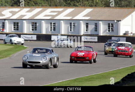 Goodwood Estate, Chichester, UK. 15. September 2012. Ein Silber 1966 Ferrari 275 GTB/C angetrieben von Arnold Meier wird gejagt von Simon Orebi Gann im roten 1962 Morgan Plus 4 SLR während der Fordwater Trophy beim Goodwood Revival. Die Wiederbelebung ist eine "magische Schritt zurück in die Zeit", präsentiert eine Mischung aus Autos und Luftfahrt aus den 40's, 50er und 60er Jahre und ist eines der beliebtesten historischen Motorsport-Ereignisse in der Welt. Besuchen Sie für weitere Informationen www.goodwood.co.uk/revival. Stockfoto