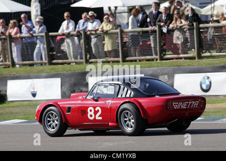 Goodwood Estate, Chichester, UK. 15. September 2012. Andrew Newalls 1965 Ginetta G10 verlor eine Rad und den ersten Platz des Rennens während der Fordwater Trophy beim Goodwood Revival. Bild zeigt das Hinterrad kurz bevor es fiel. Die Wiederbelebung ist eine "magische Schritt zurück in die Zeit", präsentiert eine Mischung aus Autos und Luftfahrt aus den 40's, 50er und 60er Jahre und ist eines der beliebtesten historischen Motorsport-Ereignisse in der Welt. Besuchen Sie für weitere Informationen www.goodwood.co.uk/revival. Stockfoto