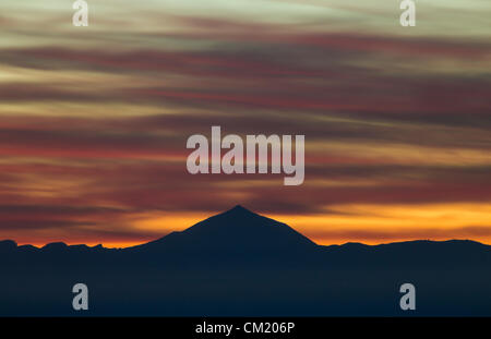 Sonnenuntergang über Vulkan Mount Teide (3 718m) auf Teneriffa auf den Kanarischen Inseln, Spanien. Sonntag, 16. September 2012. Bild entnommen Nordküste der Nachbarinsel Gran Canaria. Stockfoto
