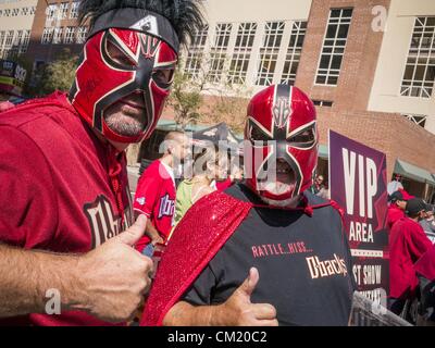 16. September 2012 - Phoenix, Arizona, USA - Arizona-Diamantmarkierungen Fans zeigen ihre Lucha Libre wrestling Masken während Hispanic Heritage Day in Phoenix. Die Arizona Diamondbacks veranstaltet ihre 14. jährliche Hispanic Heritage Day, Sonntag zum Auftakt Hispanic Heritage Month (Sept. 15-Okt. 15) vor dem 13:10-Spiel zwischen den D-Backs und San Francisco Giants. Die Hauptattraktion des Tages war drei Lucha Libre USA Ringen Schaukämpfe vor Chase Field-Stadion vor dem Spiel. (Bild Kredit: Jack Kurtz/ZUMAPRESS.com ©) Stockfoto