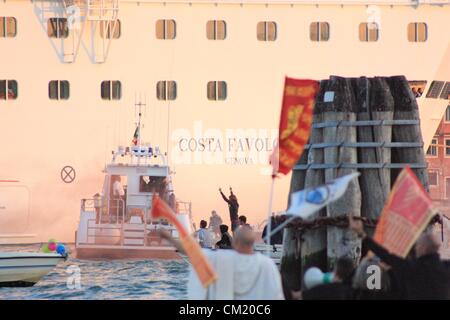 Protest gegen riesige Kreuzfahrtschiffe in Venedig, 16. September 2012, vor Kreuzfahrtschiff Costa Favolosa Stockfoto