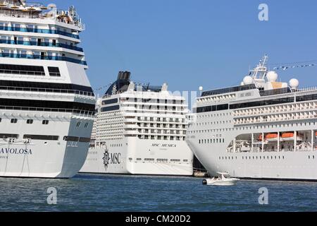 Kreuzfahrtschiffe, Costa Favolosa, MSC Opera und MSC Musica in den Hafen von Venedig Stockfoto