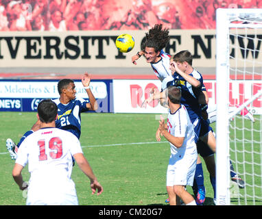 16. September 2012 - Albuquerque, NM, USA - 091612. Sonntag, 16. September 2012 geht UNM Lobos Devon Sandoval 3. von rechts her einen Header gegen UC Irvine. (Kredit-Bild: © Adolphe Pierre-Louis/Albuquerque Journal/ZUMAPRESS.com) Stockfoto