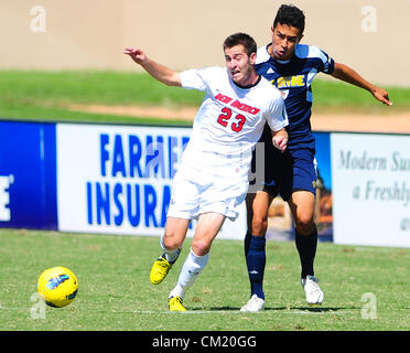 16. September 2012 - Albuquerque, NM, USA - 091612. UNM Lobos Blake Smith,<cq>, linken Schlachten UC Irvine Christopher Santana,<cq>, während des Spiels auf Sonntag, 16. September 2012 gespielt. (Kredit-Bild: © Adolphe Pierre-Louis/Albuquerque Journal/ZUMAPRESS.com)</cq> </cq> Stockfoto