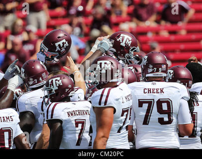 15. September 2012 - Arlington, Texas, Vereinigte Staaten - Texas A & M Aggies offensive Linienrichter Joseph Cheek (79), Texas A & M Aggies Wide Receiver Uzoma Nwachukwu (7) und Texas A & M Aggies offensive Linienrichter Jake Matthews (75) in Aktion während des Spiels zwischen der Southern Methodist Mustangs und Texas A & M Aggies im Gerald J. Ford Stadium in Dallas, Texas. Texas A & M Niederlagen SMU 48, 3. (Kredit-Bild: © Dan Wozniak/ZUMAPRESS.com) Stockfoto