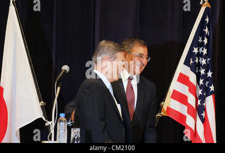 U.S. Secretary of Defense LEON PANETTA (R) und Japans Minister der Verteidigung SATOSHI MORIMOTO besuchen Sie eine gemeinsame Pressekonferenz im Verteidigungsministerium am Montag, 17. September 2012 in Tokio, Japan. Stockfoto