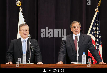 U.S. Secretary of Defense LEON PANETTA (R) und Japans Minister der Verteidigung SATOSHI MORIMOTO besuchen Sie eine gemeinsame Pressekonferenz im Verteidigungsministerium am Montag, 17. September 2012 in Tokio, Japan. Stockfoto