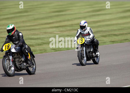 Goodwood Estate, Chichester, UK. 15. September 2012. Fahrer während Barry Sheene Memorial abgebildet. Die Wiederbelebung ist eine "magische Schritt zurück in die Zeit", präsentiert eine Mischung aus Autos und Luftfahrt aus den 40's, 50er und 60er Jahre und ist eines der beliebtesten historischen Motorsport-Ereignisse in der Welt. Besuchen Sie für weitere Informationen www.goodwood.co.uk/revival. Stockfoto